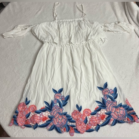 Miami size small cold shoulder mini dress white with embroidered floral print - Picture 12 of 13
